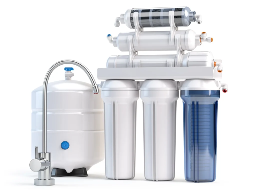 Reverse osmosis water filtration system with storage tank and drinking water faucet